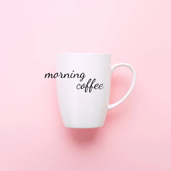 Copo branco sobre fundo rosa com texto Café da manhã . — Fotografia de Stock
