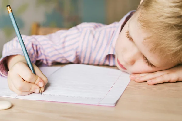 Bambino che scrive nel taccuino — Foto Stock