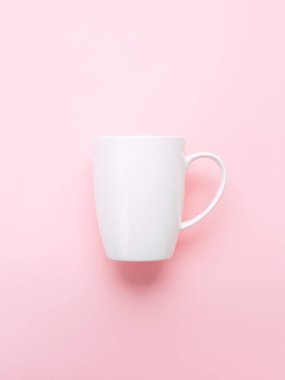 pembe bir arka plan üzerinde beyaz Kupası.