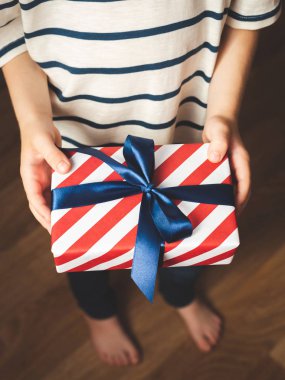 Çocukların elleri hediye kutusunu tutuyor..