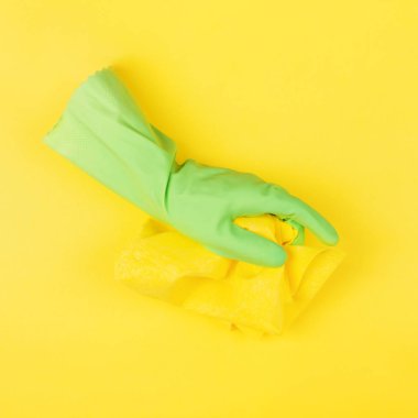 Kauçuk koruyucu eldiven bez ile.