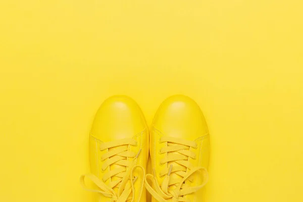 Par de sapatos amarelos no fundo amarelo. — Fotografia de Stock