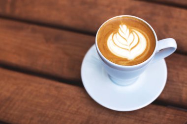 Bir fincan kahve ile latte sanat ahşap tablo.