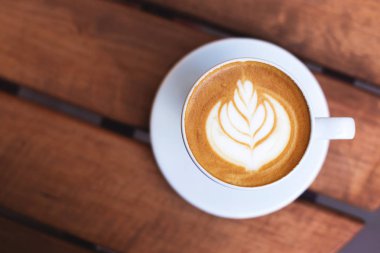 Bir fincan kahve ile latte sanat ahşap tablo.