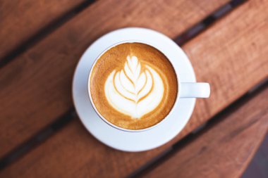 Bir fincan kahve ile latte sanat ahşap tablo.