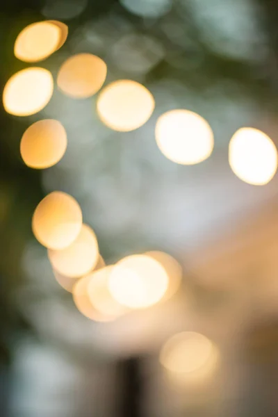 Ağacı ışıkları ile bulanık dekoratif çelenk. — Stok fotoğraf