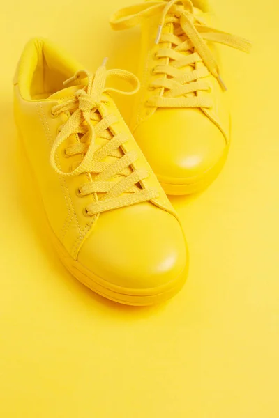 Dvojice žlutých bot na žlutém pozadí. — Stock fotografie