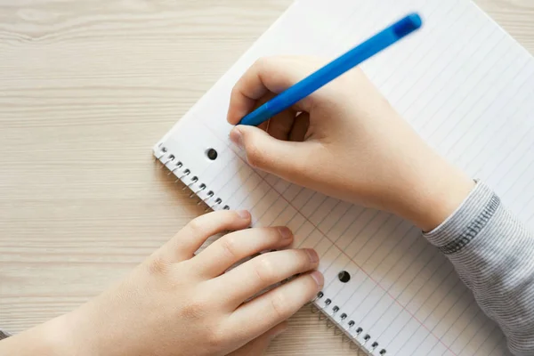 Ragazzo che tiene penna e scrittura . — Foto Stock