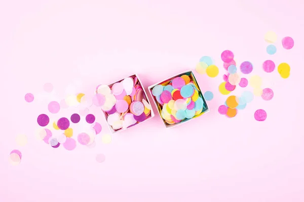 Dos cajas con confeti sobre fondo rosa . — Foto de Stock