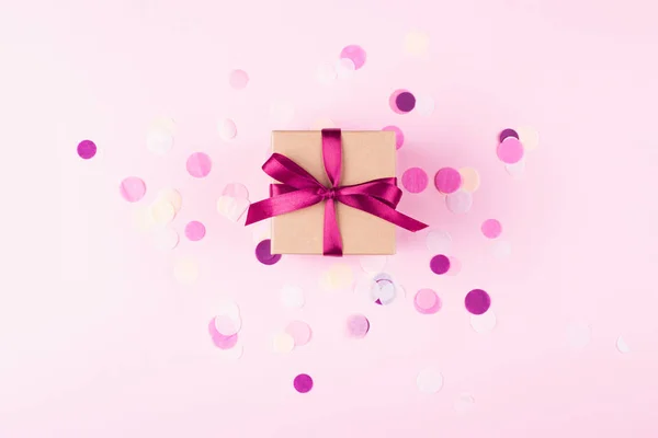 Caja de regalo con hermoso rosa . —  Fotos de Stock