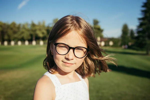 ガラスの笑顔の少女の肖像画. — ストック写真