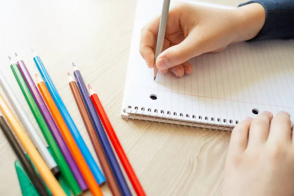 Niño escribiendo en cuaderno . — Foto de Stock