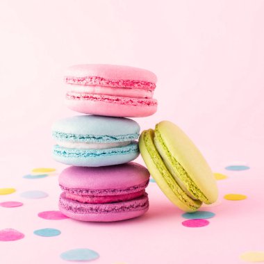 Tatlı renkli badem kurabiyeleri.