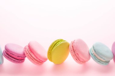 Renkli macarons satır.