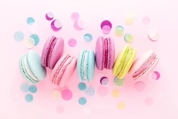 Macarons doux colorés aux confettis . — Photo