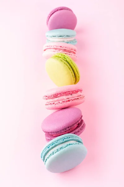 Renkli macarons dikey satır.