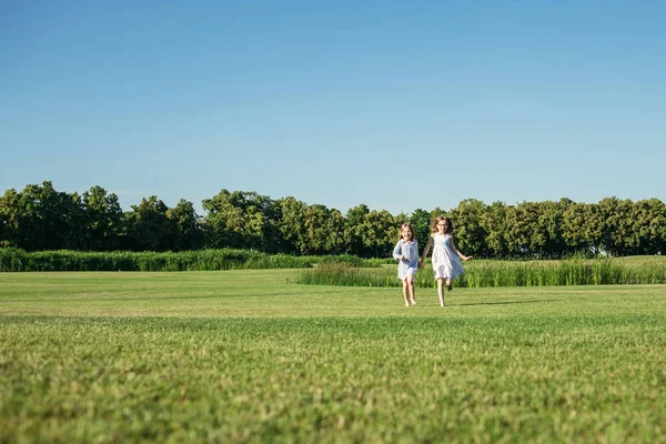 Sahada çalışan iki küçük kız.