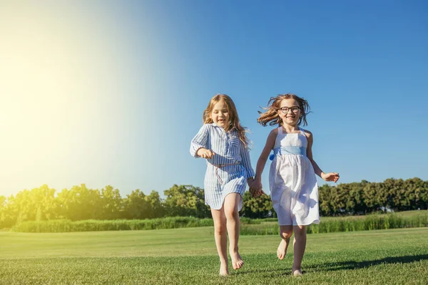 Sahada çalışan iki küçük kız.