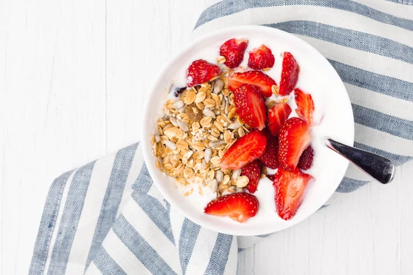 granola ve çilek ile sağlıklı bir kahvaltı.