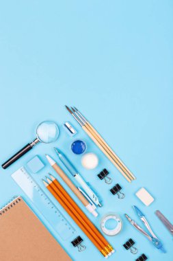 Sabit mavi zemin üzerine.