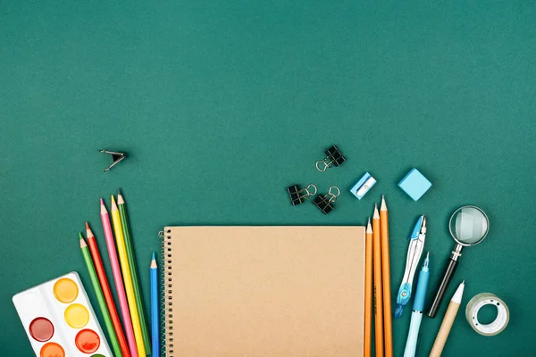 Escritorio de alumnos con mesa fija . — Foto de Stock