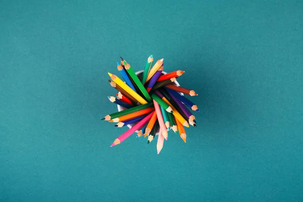 Lápices de colores en el soporte . — Foto de Stock