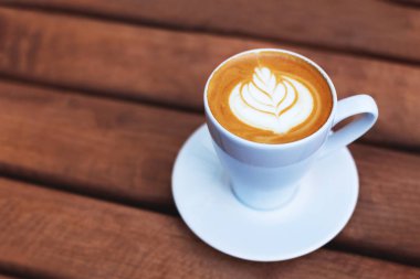 Bir fincan kahve ile latte sanat ahşap tablo.