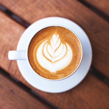 Bir fincan kahve ile latte sanat ahşap tablo.