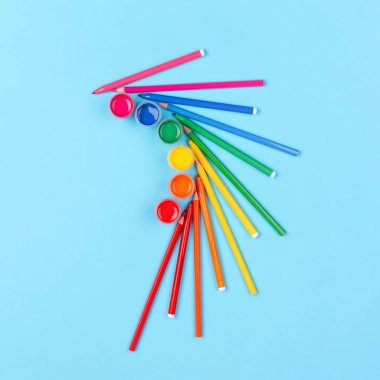 renkli boya ve kalem.