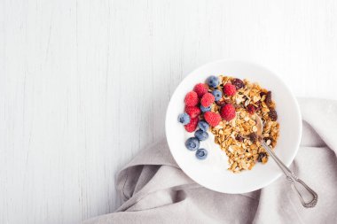 Granola kase yoğurt ile.