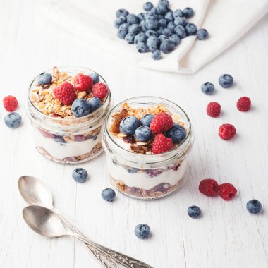 Granola çilek ve yoğurt kavanoz.