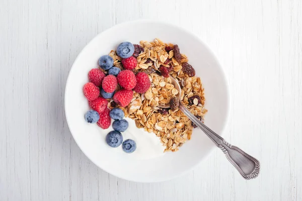 Granola kase yoğurt ile.