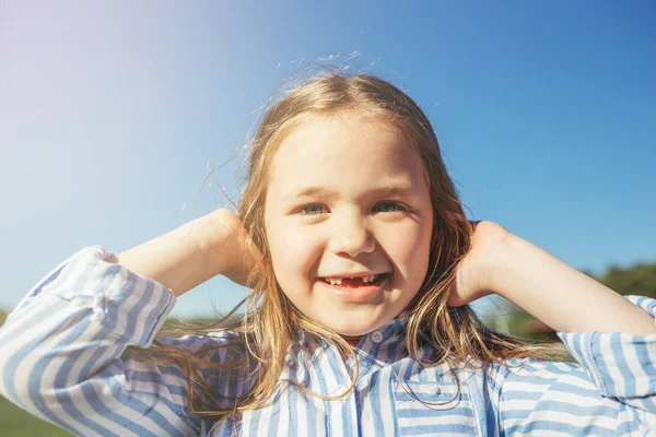 Портрет милой маленькой улыбающейся девочки . — стоковое фото