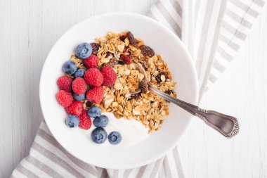 Granola kase yoğurt ile.