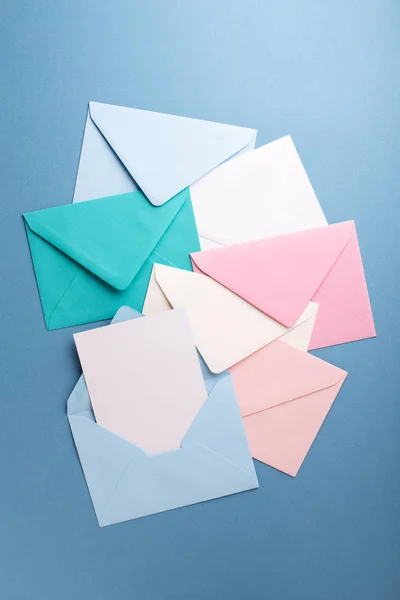 Kleurrijke enveloppen op grijze tafel. — Stockfoto