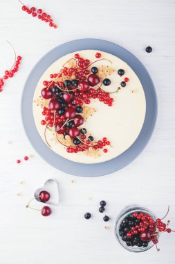 Ev yapımı peynir kek çilek ile.