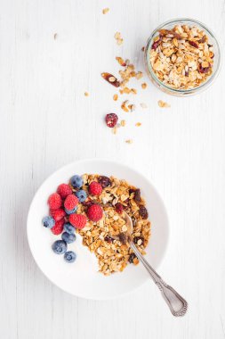 Granola kase yoğurt ile.