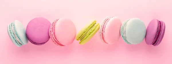 Renkli macarons satır.