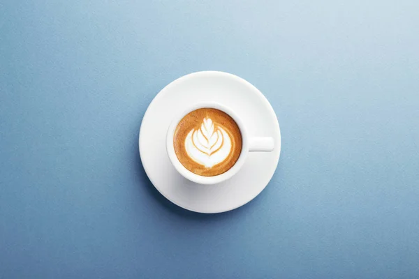 Bir fincan kahve latte sanat ile.