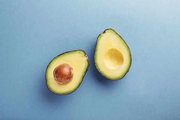 Two halfs of avocado with seed. — Stock Photo, Image