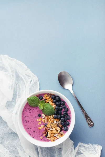 granola ve çilek ile güler yüzlü kase.