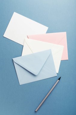 Mavi masada renkli zarflar.