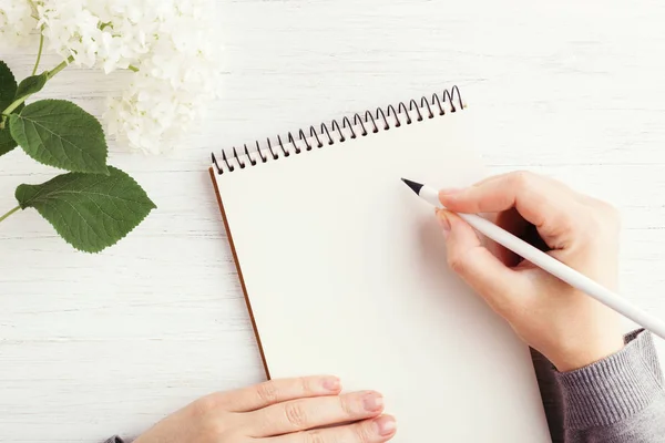 Femmes écriture à la main dans un cahier . — Photo