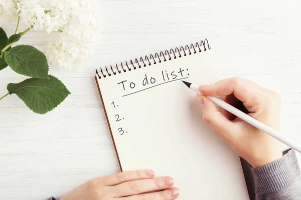 Femmes écriture à la main dans un cahier . — Photo