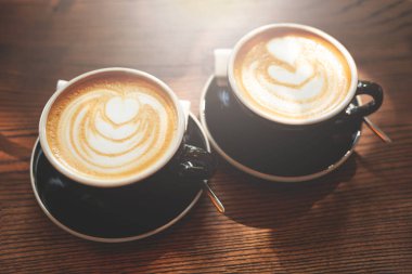 İki bardak kapuçino..