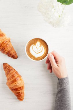 Cappuccino ve iki ay çöreği.