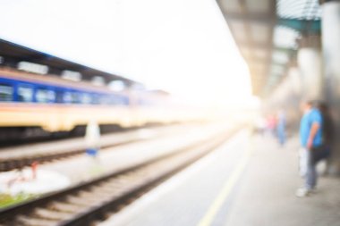 Tren bekleyen yolcular ile bulanık görüntü.