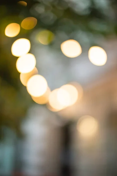 Ağacı ışıkları ile bulanık dekoratif çelenk. — Stok fotoğraf