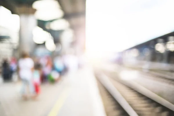 Tren bekleyen yolcular ile bulanık görüntü. — Stok fotoğraf