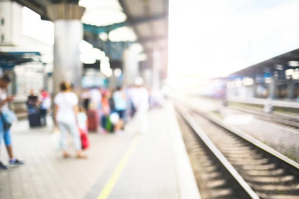 Tren bekleyen yolcular ile bulanık görüntü. — Stok fotoğraf